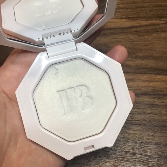 Fenty beauty by Rihanna highlighter in metal moon - Picture 6 of 10